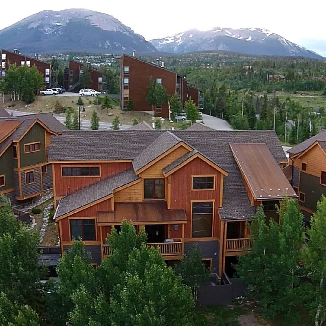 Just Listed in Silverthorne CO! This townhome in the same complex where we rent our vacation properties just came for sale today. If you've wanted to own a vacation rental in an exotic location then now is your time to jump in! Give us a call at (318) 272-0951 for more information about this beautiful home. For more pictures  and a video 📽️ click below:

https://www.skisilverthorne.com/blog/silverthorne-home-for-sale

#Silverthorne #SilverthorneColorado #Breckenridge #Keystone #CopperMountain #Colorado #VRBO #vacationrental