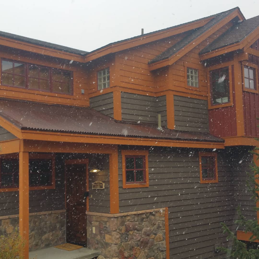 Looks like winter is trying to arrive at the Ski Silverthorne Lodge.

Skisilverthorne.com 

#winter #snow  #silverthorne